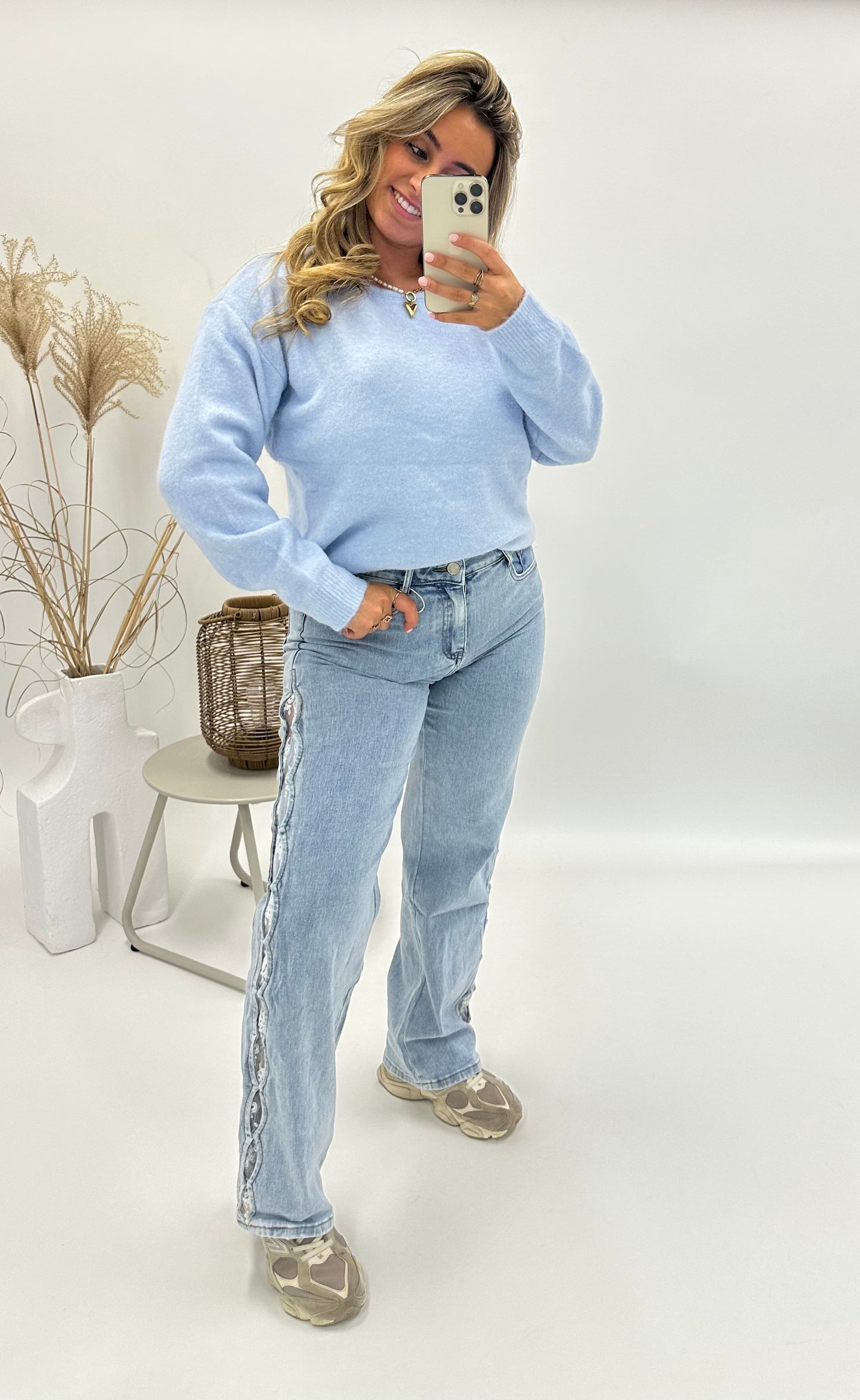 Olivia trui met kanten rugdetail blauw