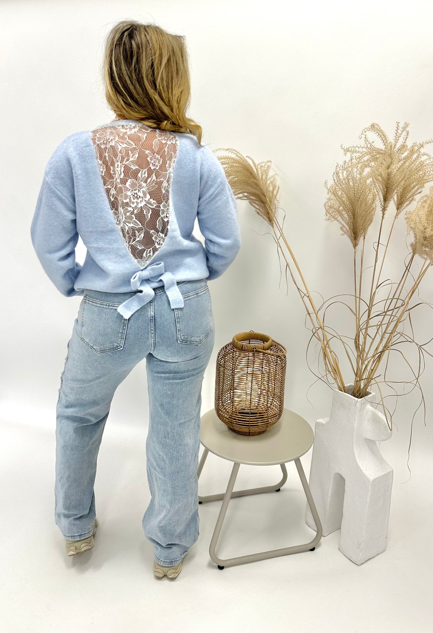 Olivia trui met kanten rugdetail blauw