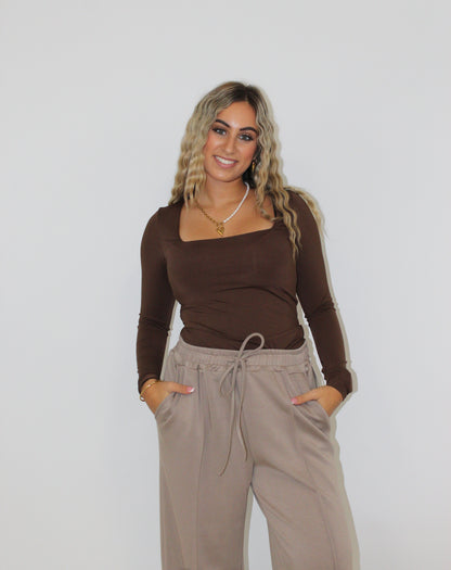 Demi basic top bruin