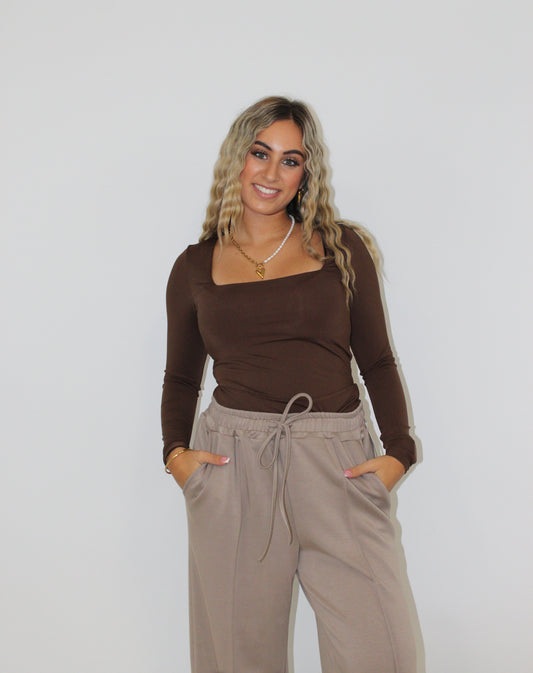 Demi basic top bruin