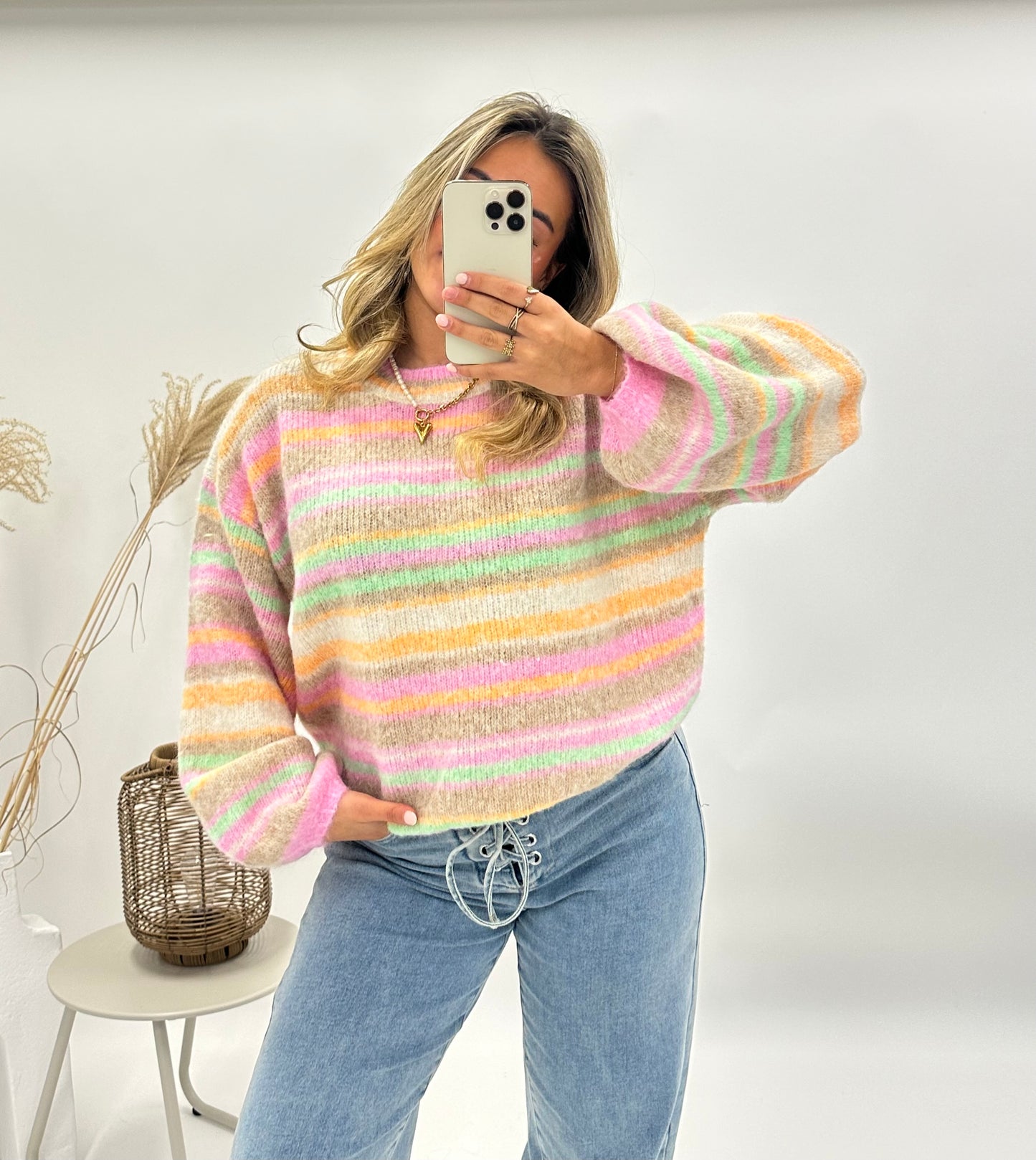 Monique trui gestreept met pastelkleuren